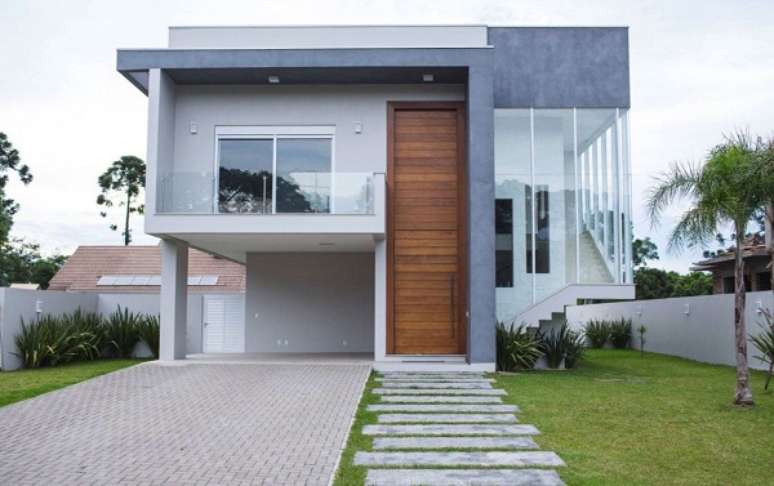 49- A platibanda complementa a decoração contemporânea da casa com caixa de escada em vidro. Fonte: Homify