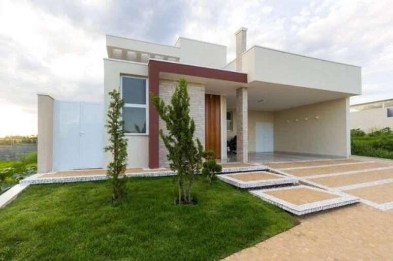 Fachada de casa clássica contemporânea com cor concreto e aberturas pretas!  - Decor Salteado