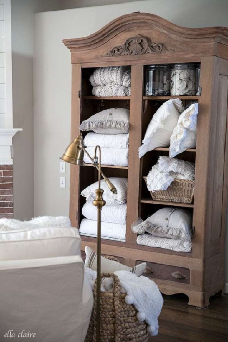 40. Guarda roupa proven&ccedil;al de madeira para quarto &ndash; Foto Ella Claire Inspired