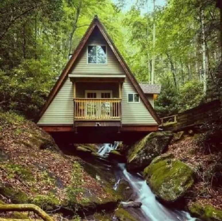 38. Fotos de cabanas de madeira: projeto construído em cima de uma cachoeira. Fonte: Decor Fácil