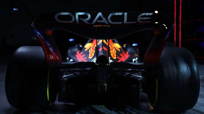 Traseira em formado de M foi um dos destaques do novo carro da Red Bull: e a Oracle está ali 