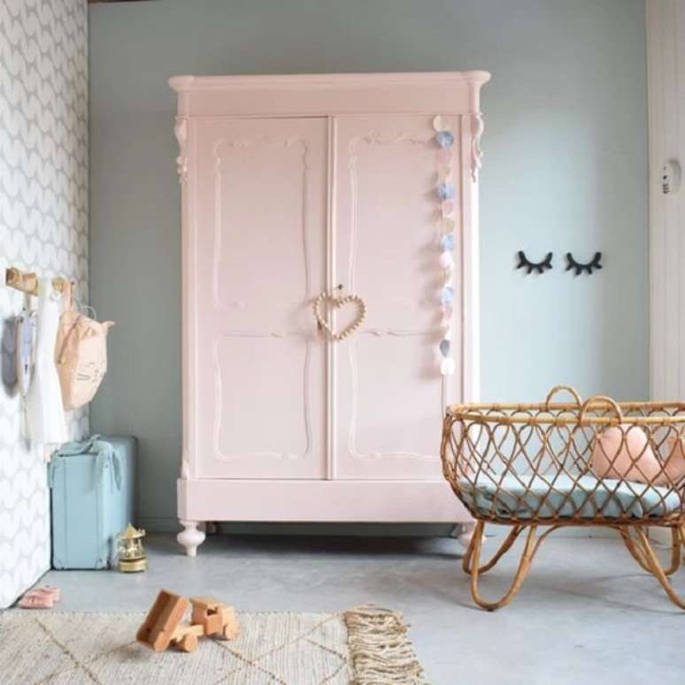 60. Quarto de beb&ecirc; retr&ocirc; com guarda roupa rosa e ber&ccedil;o de vime -Foto Pinterest