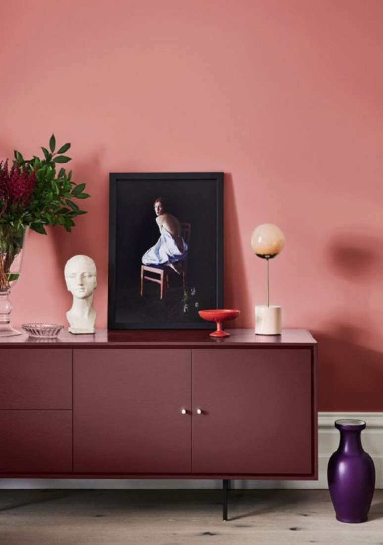 26. Rack minimalista cor vinho com parede clara &ndash; Foto Revista VD