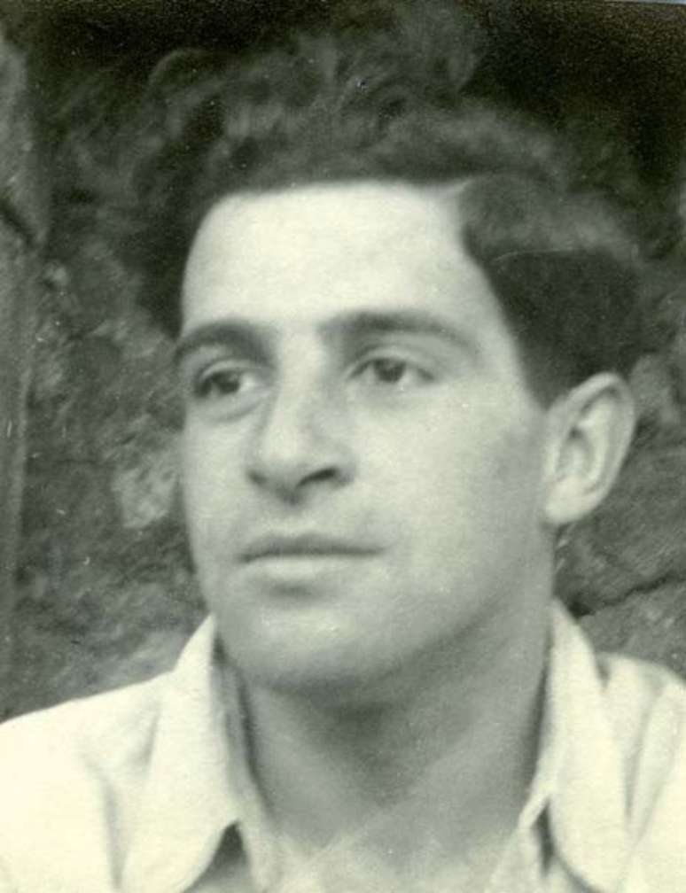 Joan George conta que os pais de Tahta decidiram abreviar o sobrenome da fam&iacute;lia, que era Tahtabrounian