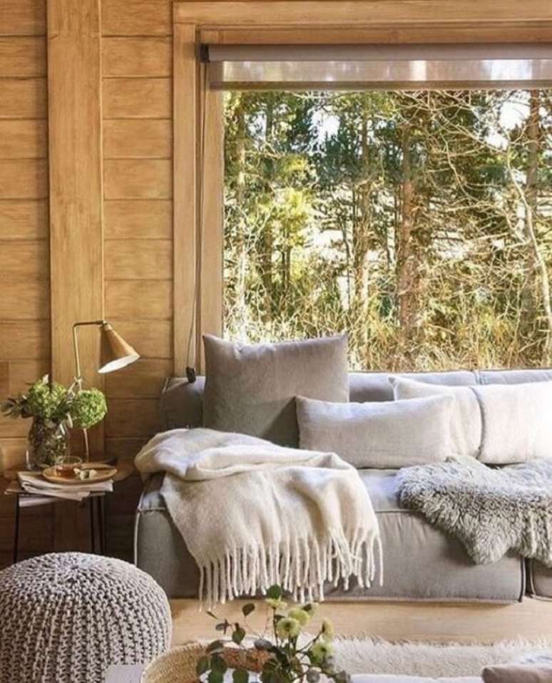 35. Escolha um sof&aacute; confort&aacute;vel para compor a decora&ccedil;&atilde;o da cabana de madeira. Fonte: Casa Treschic