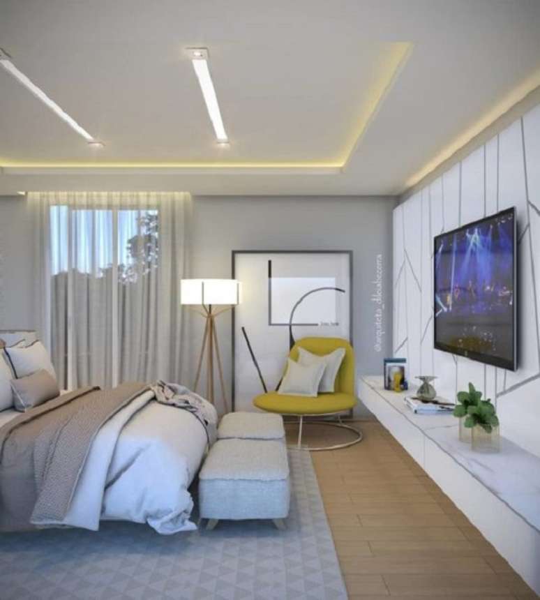 57. Rack minimalista para quarto suspenso com painel para tv com papel de parede &ndash; Foto Dileia Bezerra