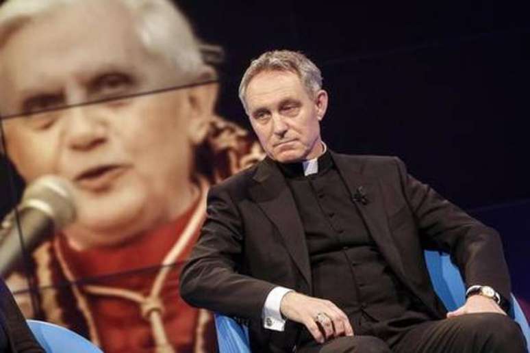 Cardeal diz que papa Francisco enviou mensagem de apoio a Bento XVI