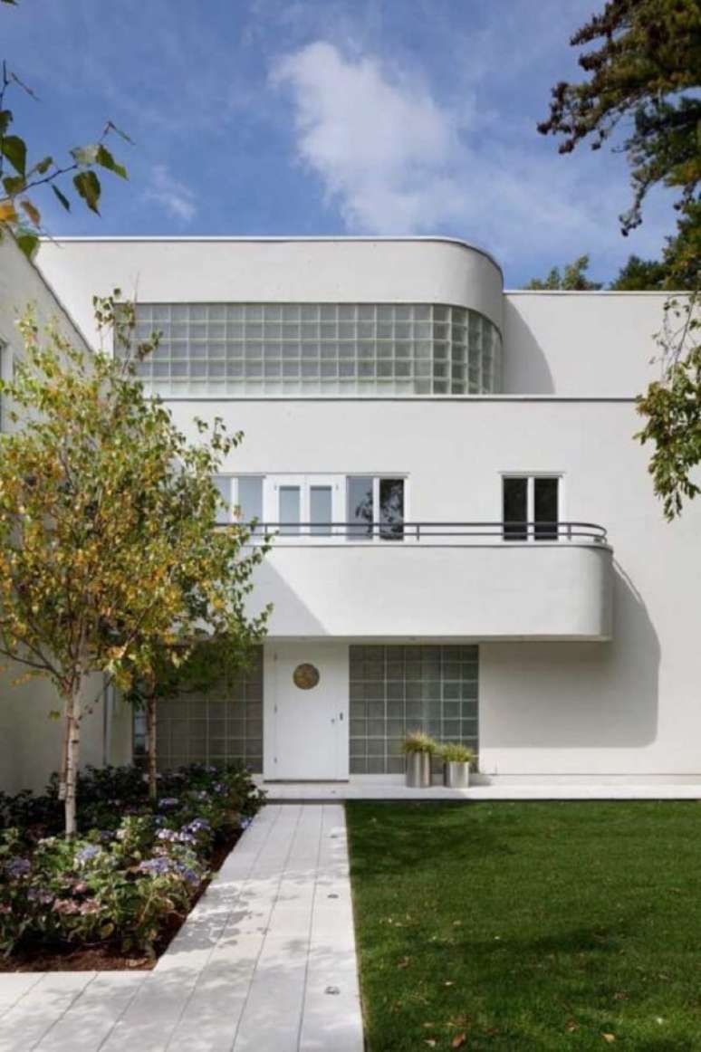 58- Os contornos deixam a fachada com um toque futurista. Fonte: Houzz