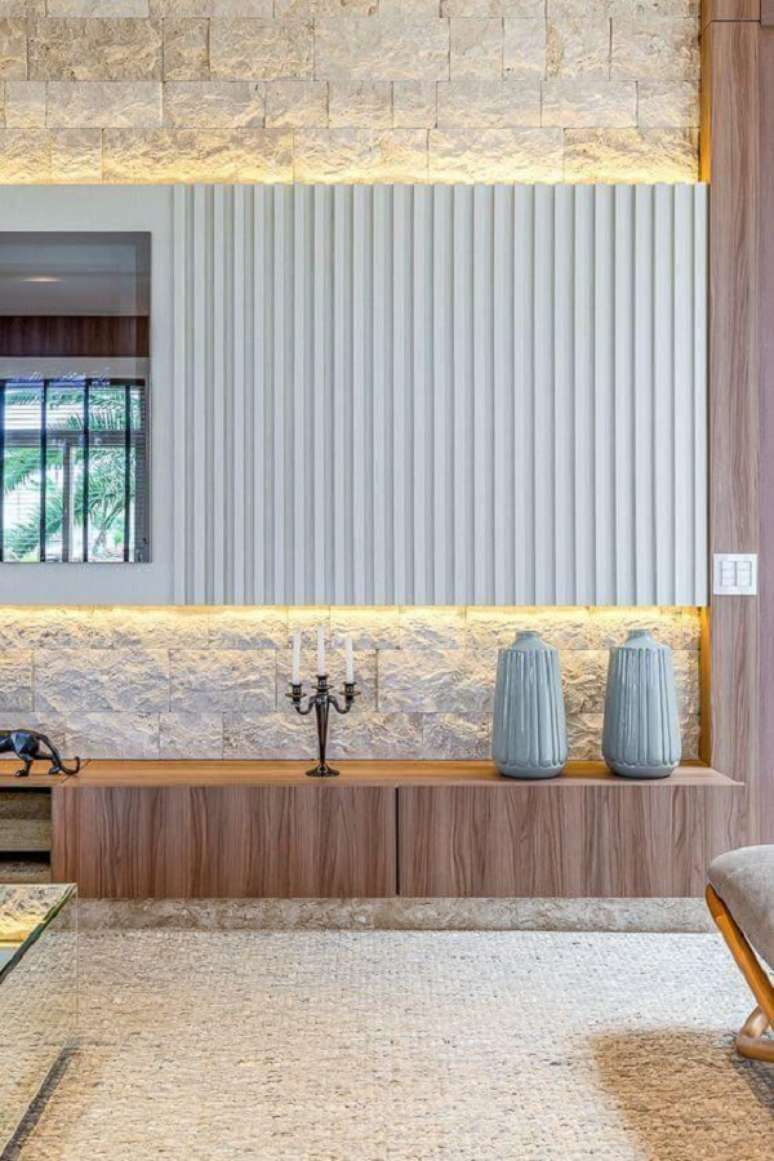 1. Rack minimalista de madeira com papel de parede tijolinho branco &ndash; Foto Revista Vd