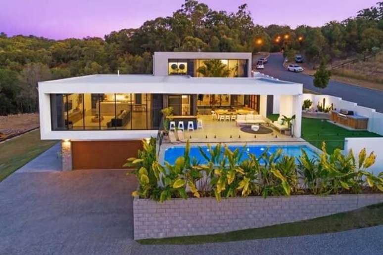 70- O telhado escondido deixa a fachada mais moderna. Fonte: Home Adore