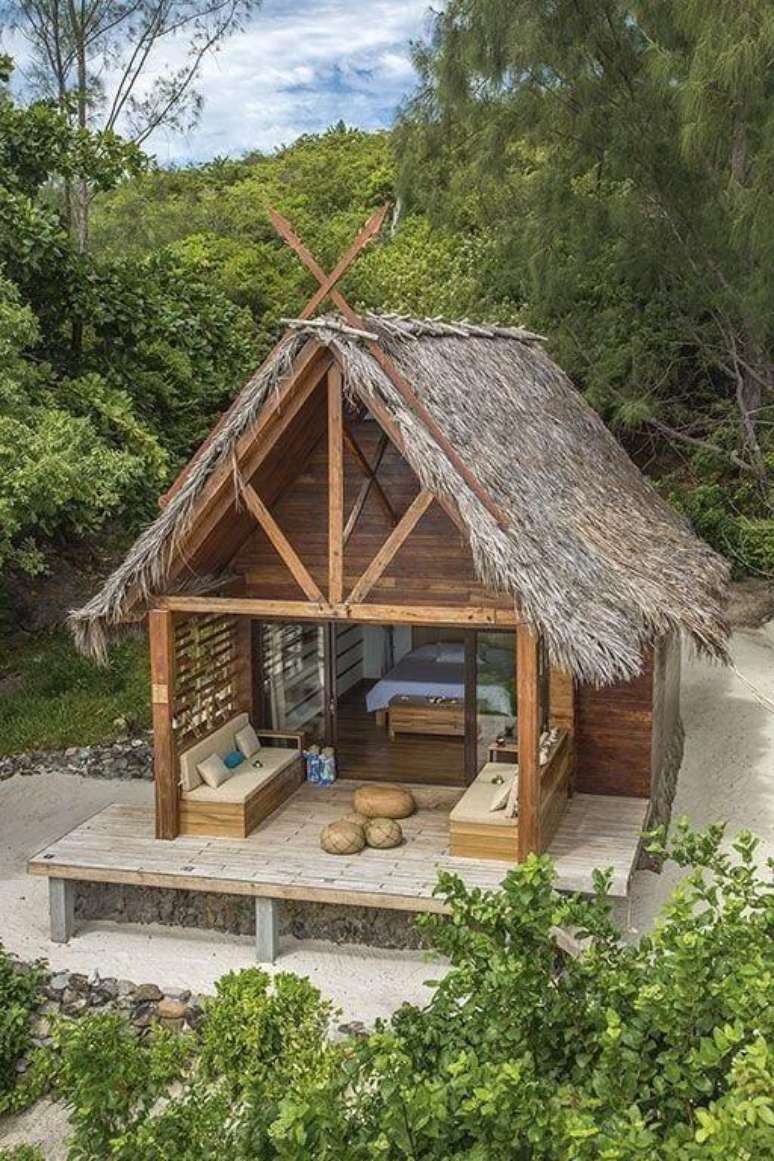 26. Cabanas de madeira construídas na praia. Fonte: Chalé de Madeira