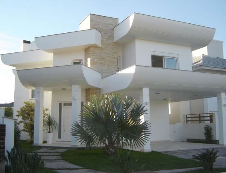 9- As casas com platibanda têm características arquitetônicas imponentes. Fonte: Decorando Casas