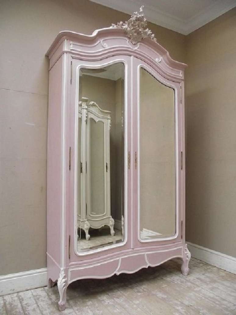 43. Guarda roupa proven&ccedil;al rosa e espelhado &ndash; Foto Casa e construcao