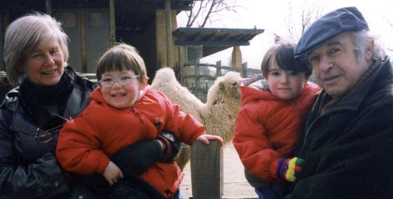 Dick Tahta e sua esposa, Hilary, com duas de suas netas no colo, Kirsty e Fiona