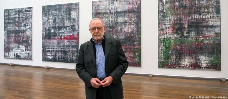 Gerhard Richter diante de obras suas numa exposição em Baden-Baden