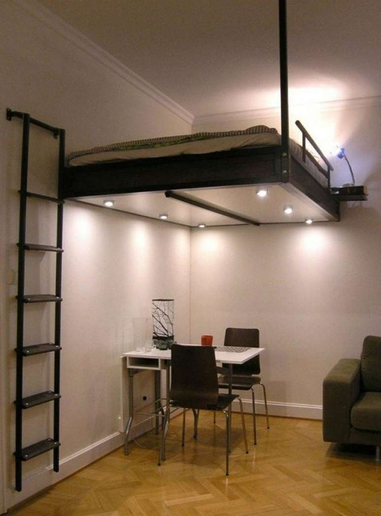 43. Apartamento pequeno com cama no alto iluminada – Foto Living in a Shoeboc