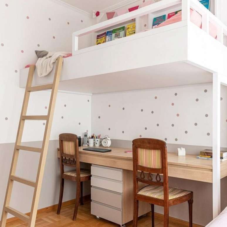 21. Decoração infantil com cama no alto e escrivaninha para estudos – Foto Joana Avila