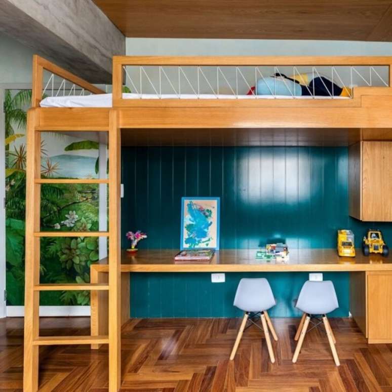 24. Quarto com cama no alto e mesa de estudos – Foto Flavia Grillo Arquitetura