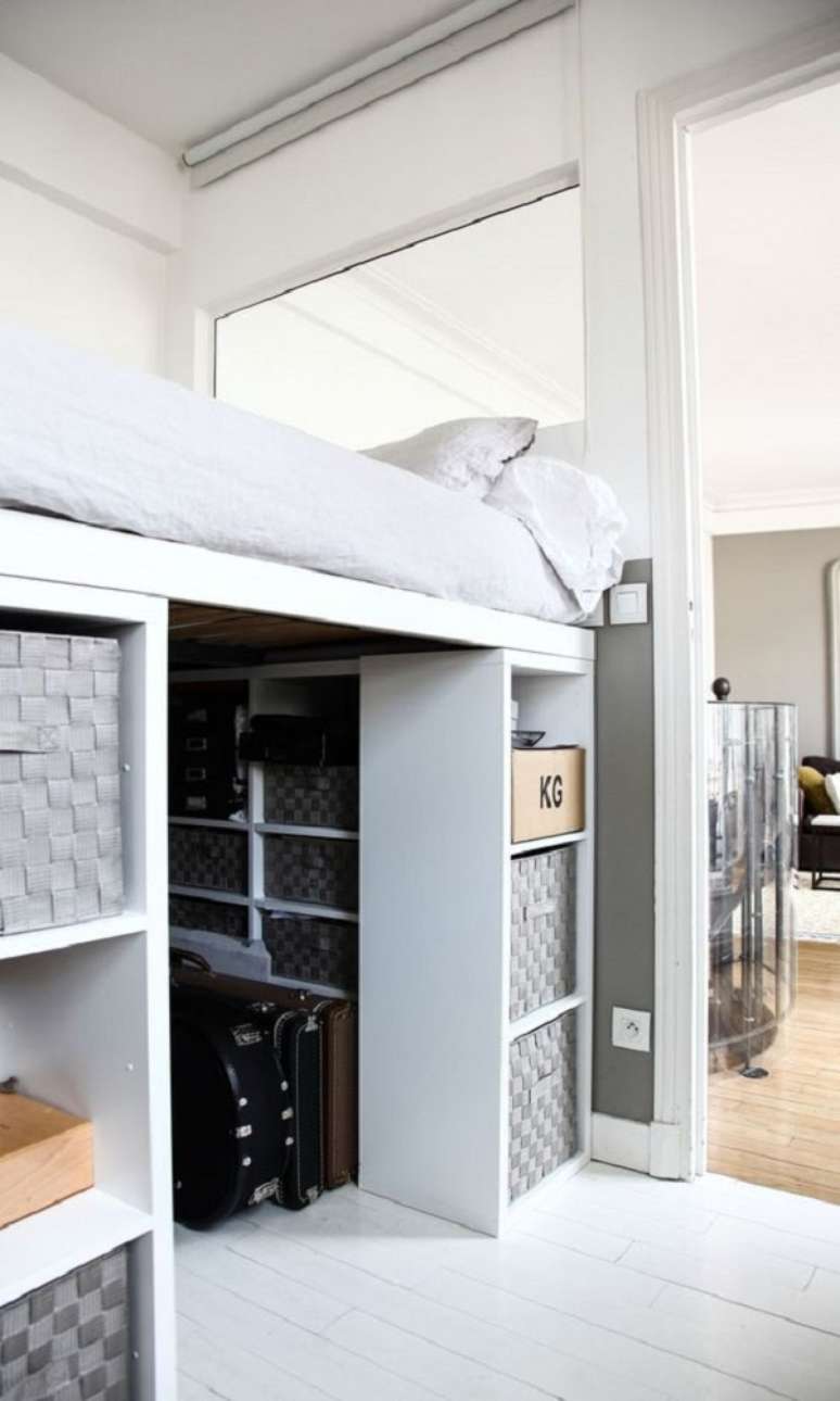 23. Quarto com cama no alto e closet – Foto