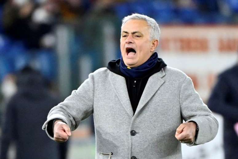 Mourinho é o treinador da Roma (Foto: ALBERTO PIZZOLI / AFP)