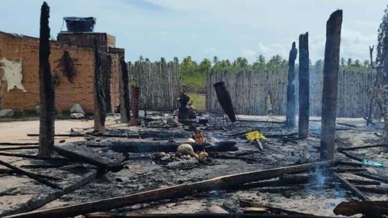 Imagem mostra os escombros do que restou após incêndio contra terreiro com artigos religiosos queimados e partes das estruturas queimadas