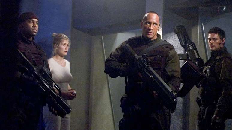 Doom, de 2005, tem The Rock e Rosemund Pike no elenco