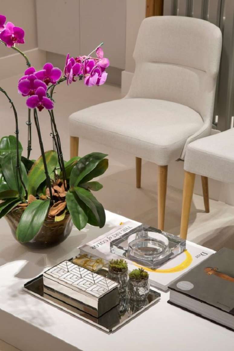 62. Mesa de centro decorada para sala de espera com bandeja decorativa &ndash; Foto Homify