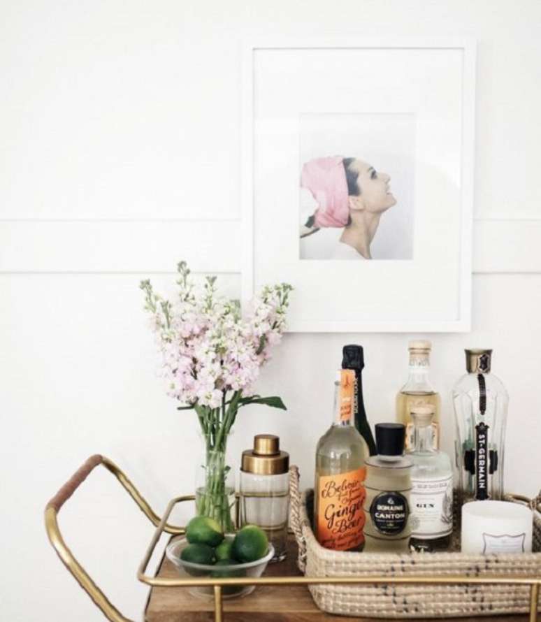 29. Aparador bar dourado com quadros modernos e bandeja decorativa rustica &ndash; Foto Claire Heffer