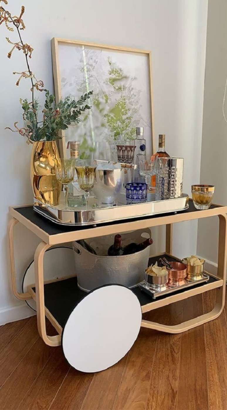 25. Aparador bar dourado com bandeja decorativa &ndash; Foto Revista Vd