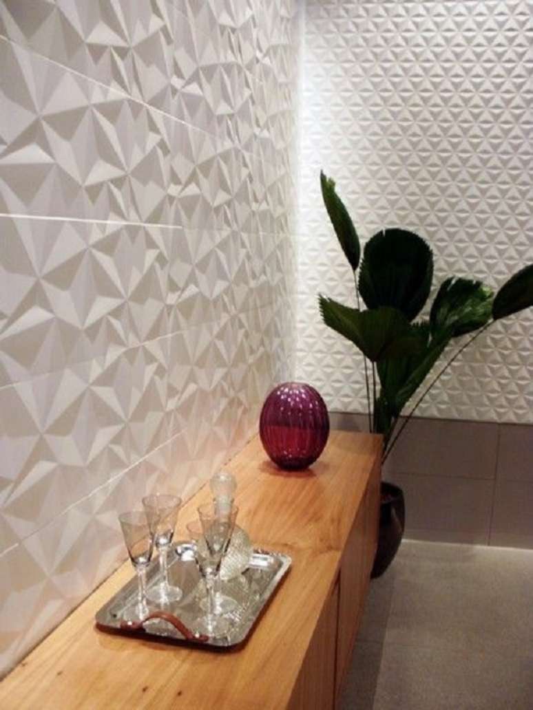 65. Sala de estar com porcelanato 3D branco e aparador de madeira para bar &ndash; Foto Simples Decora&ccedil;&atilde;o