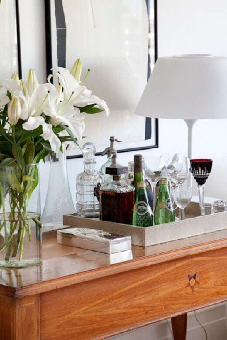 22. Aparador bar de madeira com bandeja decorativa branca &ndash; Foto Homify