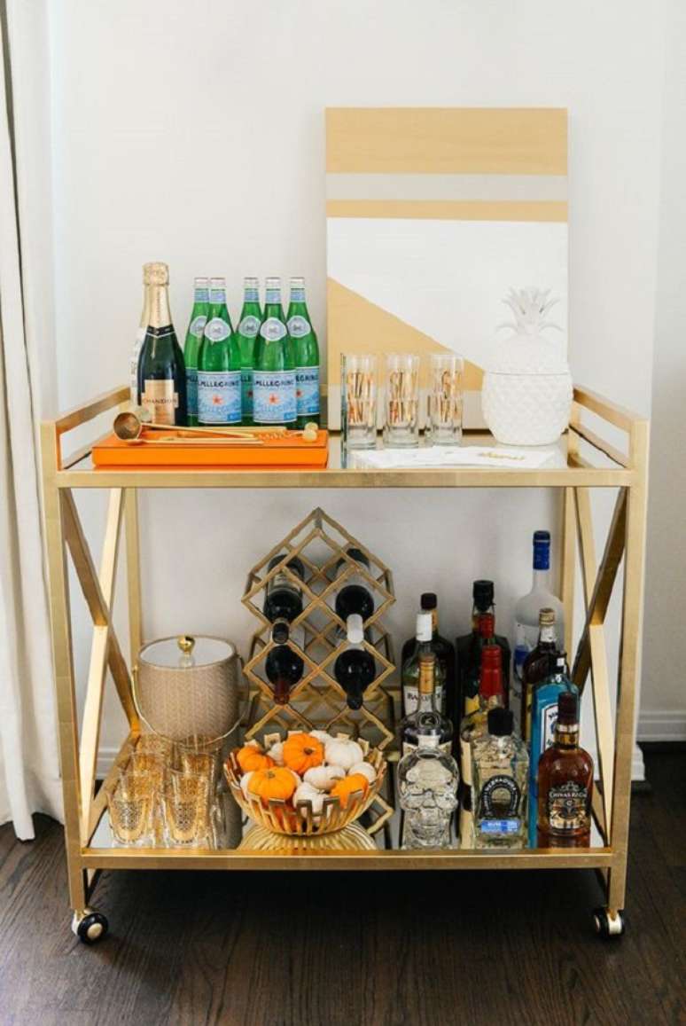 24. Aparador bar dourado com espelho com bandeja decorativa laranja &ndash; Foto The Style Scrive