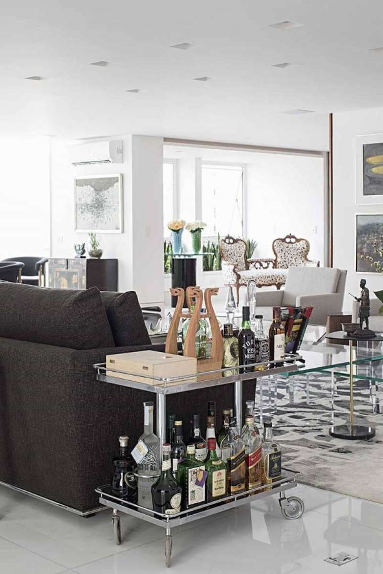 16. Aparador bar ao lado do sof&aacute; preto na sala chique com bandeja decorativa &ndash; Foto Jeito de Casa