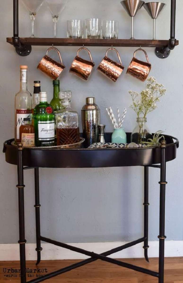 21. Aparador bar com suporte para canecas de cobre e bandeja decorativa &ndash; Foto Deligthfull