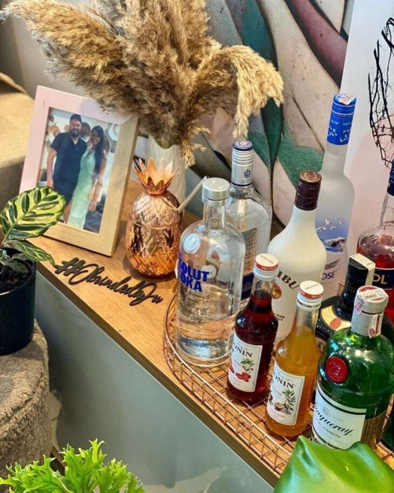 43. Bandeja decorativa de ferro para bar &ndash; Foto Juliana Travassos