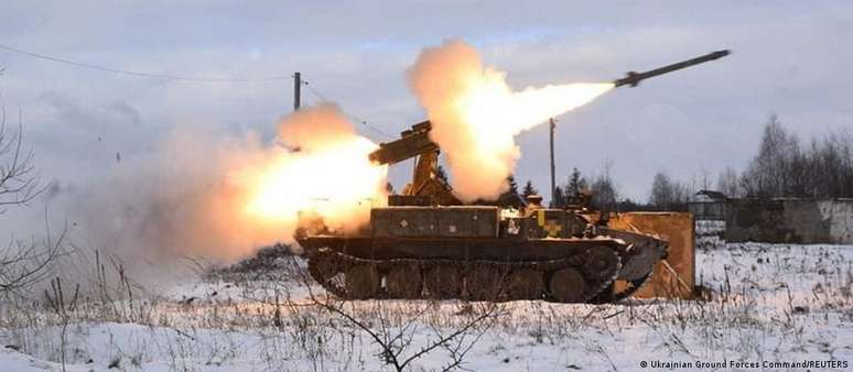 Disparo de projétil em exercício militar das forças ucranianas