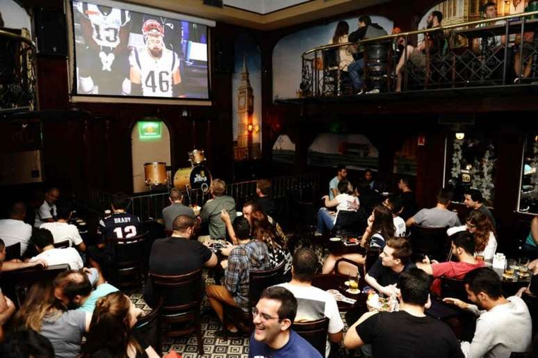 Telão do The Blue Pub recebe Super Bowl LVI neste domingo (Divulgação)