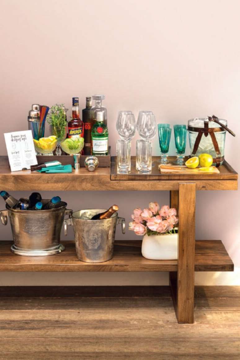 23. Aparador bar de madeira com bandeja decorativa espelhada -Foto Casa Claudia