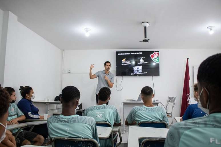 Fluminense oferece a Moleques de Xerém cursos e palestras para ampliar horizontes de conhecimentos dos atletas formados no clube (Divulgação / Site Fluminense