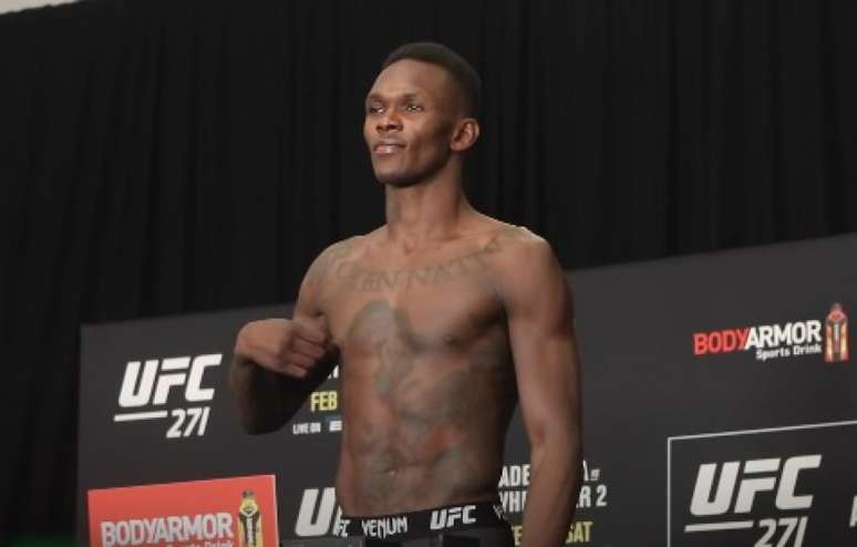 Campeão dos médios, Adesanya não teve problemas para bater o peso para o UFC 271 (Foto: Reprodução/YouTube)