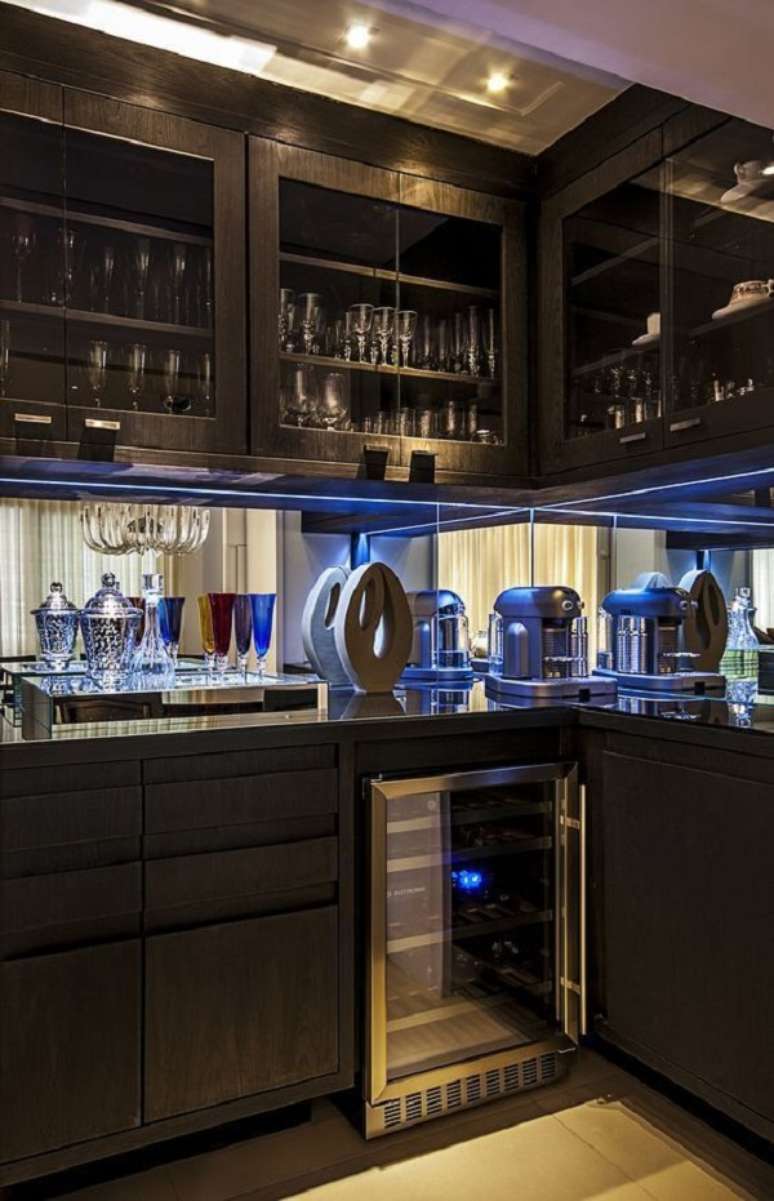 59. Cantinho de bar com prateleira com led e bandeja decorativa espelhada &ndash; Foto Design Home Decoration