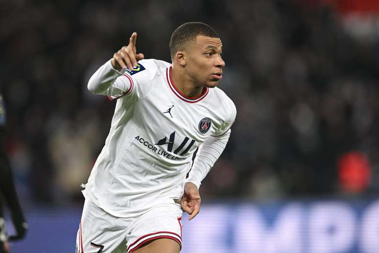 Mbappé marca nos acréscimos e PSG vence o Rennes pelo Francês