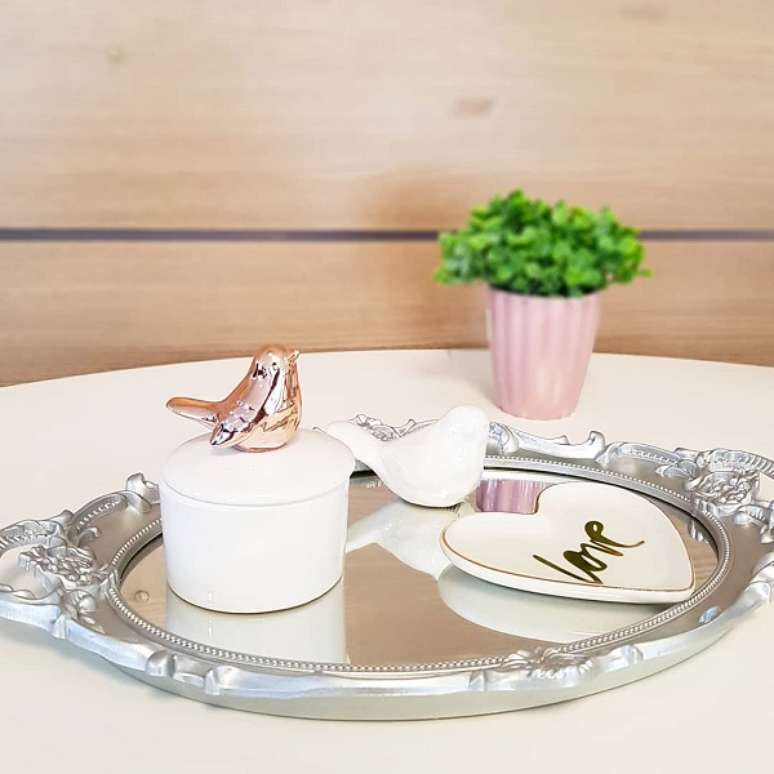 3. Bandeja decorativa espelhada para decora&ccedil;&atilde;o moderna &ndash; Foto Entre Arquitetas