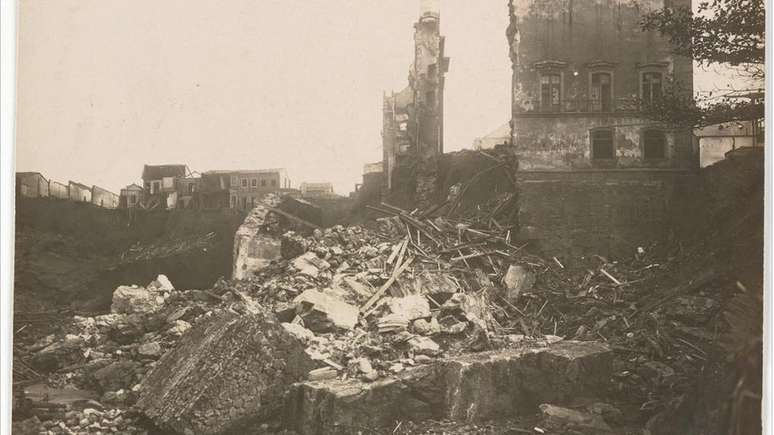 Demoli&ccedil;&atilde;o do Morro do Castelo - em seu lugar, foram constru&iacute;dos 2.500 metros quadrados de pavilh&otilde;es
