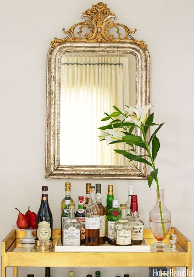 26. Aparador bar dourado com bandeja decorativa &ndash; Foto House Beautiful