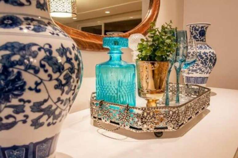 57. Decora&ccedil;&atilde;o com bandeja decorativa de prata chique para bar &ndash; Foto Graziela Von Muhlen