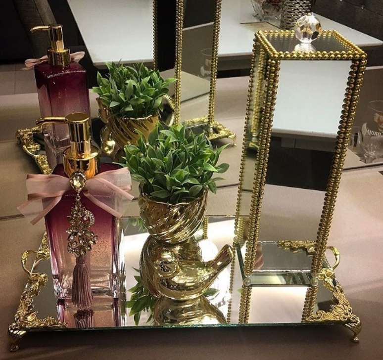 55. Bandeja espelhada com detalhes em dourado &ndash; Foto Belle Store Decor