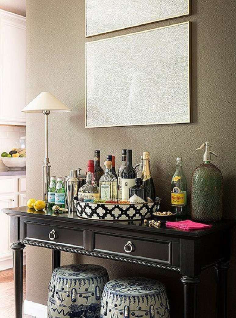 30. Aparador bar preto com bandeja decorativa preto e branco &ndash; Foto One Kings Lane