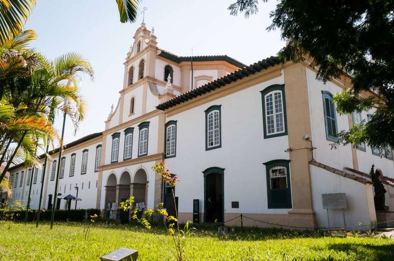 O pr&eacute;dio que abriga o Mosteiro da Luz &eacute; considerado a maior constru&ccedil;&atilde;o de taipa (t&eacute;cnica de edifica&ccedil;&atilde;o em barro) remanescente na cidade de S&atilde;o Paulo e &eacute; tombado enquanto patrim&ocirc;nio pelos &oacute;rg&atilde;os do Iphan, Condephaat e Conpresp.