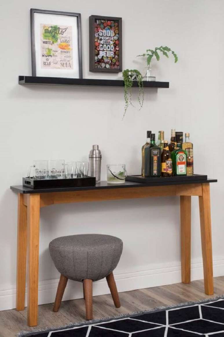 17. Aparador bar com bandeja decorativa preta &ndash; Foto Meu M&oacute;vel de Madeira